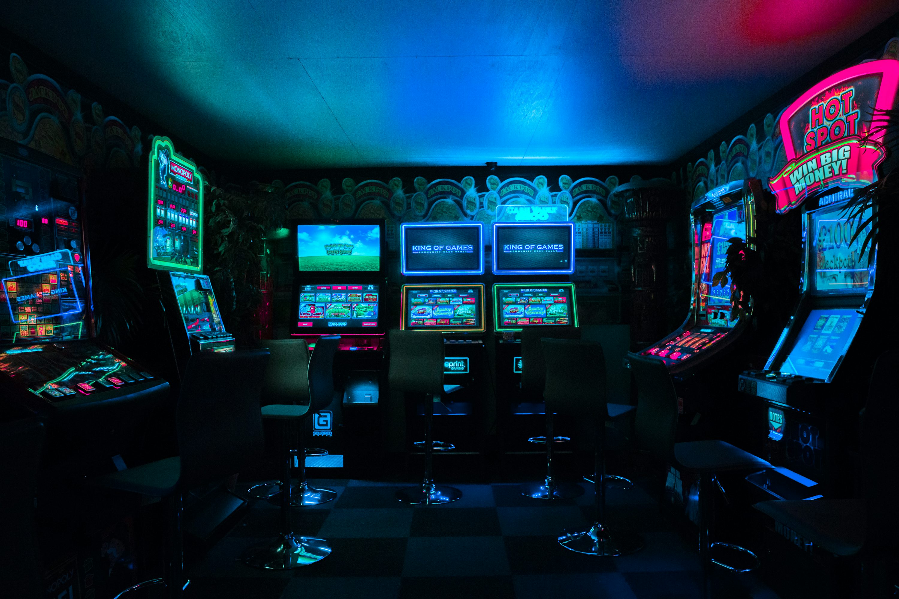 Game arcade klasik dan modern seperti Pac-Man, Tekken, dan Subway Surfers
